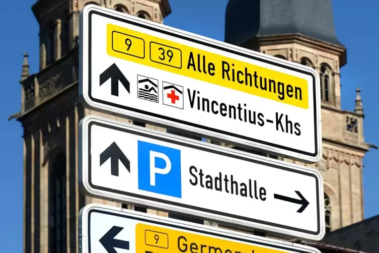 Hinweisschilder am Eingang zur Gilgenstraße: müssten in Phasen des Verkehrsversuchs angepasst werden.