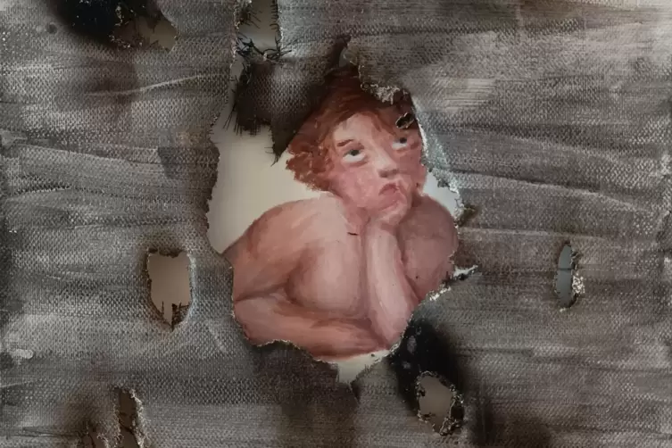 Gewalt thematisiert Lena Birkenmeier eigenwillig: Raffaels Engel blickt durch ein zerfetztes Guckloch, die Fassade um ihn herum 