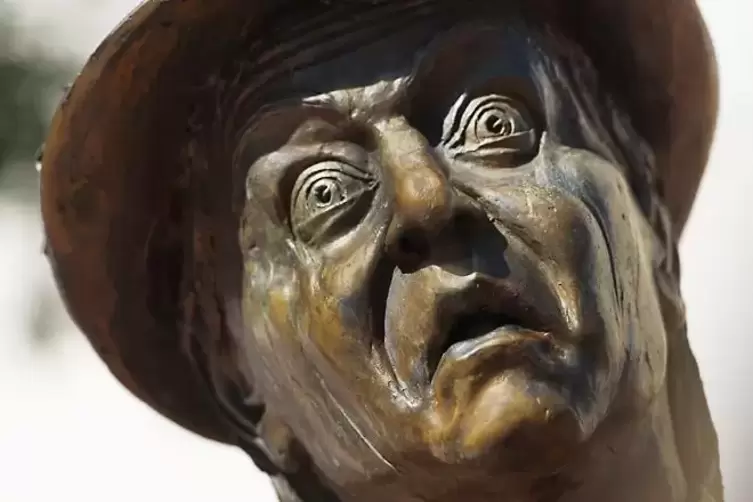 &bdquo;Kopf Greth&ldquo; ist der Bildausschnitt einer lebensgro&szlig;en, sehr realistisch wirkenden Bronzefigur von Martin Hintenlang. 
