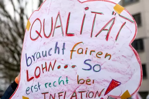 Die Streikenden im öffentlichen Dienst fordern einen Lohnausgleich für die Inflation, so wie hier in Bremen. 