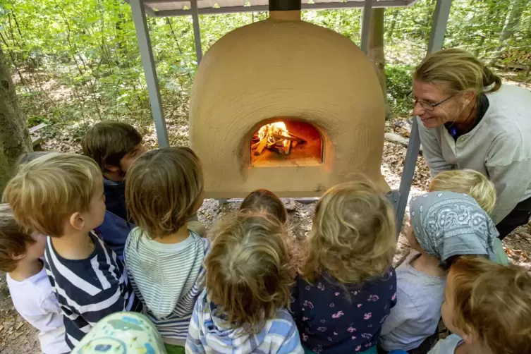 Die Kinder des Kaiserslauterer Waldkindergartens freuen sich über einen Brotbackofen. Die Einrichtung in Erzhütten gibt es berei