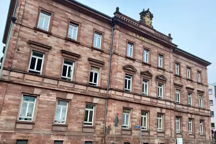 Seit 1891 residiert das Landstuhler Amtsgericht in diesem denkmalgeschützten Gebäude in der Kaiserstraße, an dessen Giebel noch 