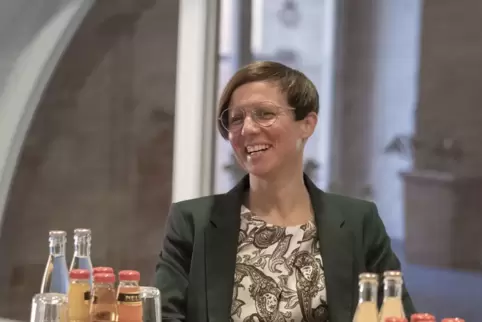 Kathrin Flory, Bad Bergzaberns Verbandsbürgermeisterin in spe, bereitet der Rundgang durch die Verwaltung viel Spaß, wie sie ber