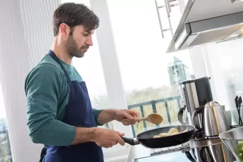 Es gibt kein Ablaufdatum für beschichtete Pfannen. Aber durch gute Pflege kann man die Haltbarkeit verlängern. 