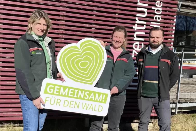 Simone Kiefer, Paula Hochscheidt und Forstamtsleiter Niklas Tappmeyer arbeiten in einem noch sehr intakten Waldgebiet.