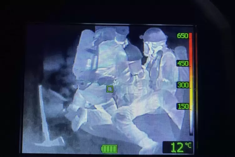 Sichtbar nur für die Wärmebildkamera: Wehrleute trainieren, wie sie einen Verletzten aus einem stockdunklen Keller retten. 