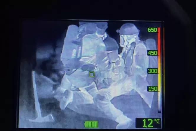 Sichtbar nur für die Wärmebildkamera: Wehrleute trainieren, wie sie einen Verletzten aus einem stockdunklen Keller retten.
