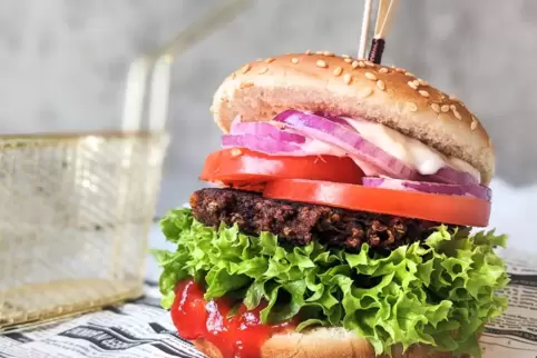 Veggie-Burger: Der Verzicht auf Fleisch- und Milchprodukte sei klimabewusst, weil bei der Fleischproduktion mehr Treibhausgas em