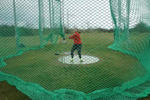 Samantha Borutta beim Training im neuen Wurfkäfig in Mutterstadt. 