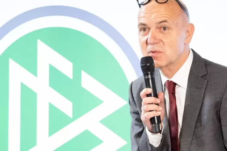 In seinem ersten Jahr als DFB-Pr&auml;sident wurden viele Gr&auml;ben geschlossen, sagt Bernd Neuendorf. Es sind aber auch neue Baustellen