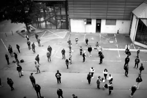 5. Mai 2020: Zwölftklässler des Zweibrücker Helmholtzgymnasiums halten in der Pause auf dem Schulhof maskiert Abstand,. 5. Mai 2020: Zwölftklässler des Zweibrücker Helmholtzgymnasiums halten in der Pause auf dem Schulhof maskiert Abstand,.