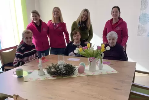Einrichtungsleiterin Michaela Heilmann (im grünen Pullover) bespricht mit einer Gruppe von Gästen und den Betreuerinnen den Tage