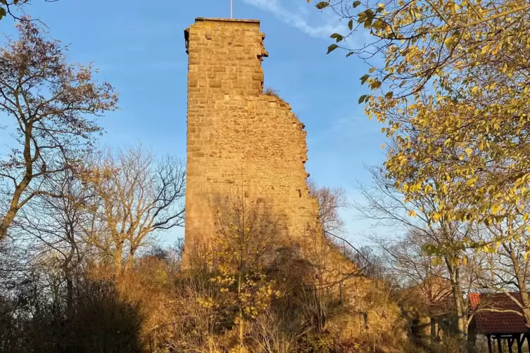 Noch eine Ecke ragt empor: der Bergfried der Moschellandsburg.