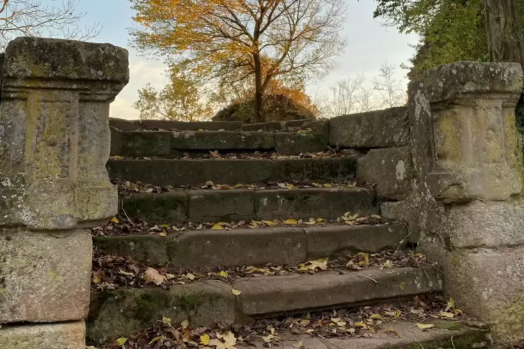 Treppen aus Architekturfragmenten: Teilweise gleicht die Ruine einem alten Landschaftspark.