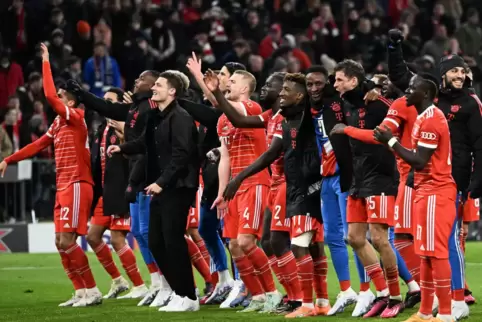 In Feierlaune: Die Mannschaft des FC Bayern München nach dem Sieg gegen Paris. 