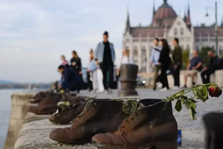 Die „Schuhe an der Donau“ in der Nähe der berühmten Kettenbrücke in Budapest erinnern an die jüdischen Opfer des Holocaust in Un