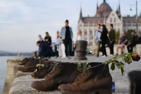 Die „Schuhe an der Donau“ in der Nähe der berühmten Kettenbrücke in Budapest erinnern an die jüdischen Opfer des Holocaust in Un