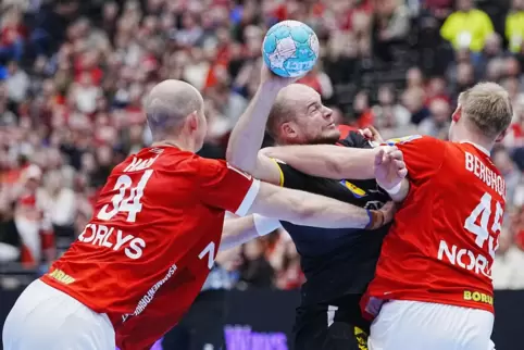 Kein Durchkommen: Simon Hald (links) und Emil Bergholt (rechts) aus Dänemark gegen Paul Drax (am Ball) aus Deutschland.