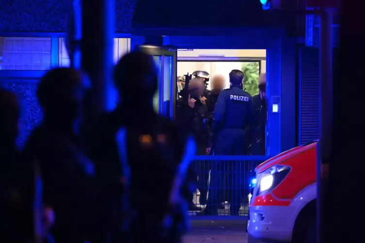 Polizisten in Spezialausrüstung sind in Hamburg im Einsatz. Es sind Schüsse gefallen und die Polizei ist mit starken Kräften vor