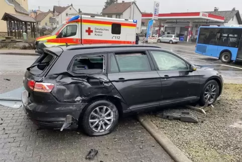Der 32 Jahre alte VW-Fahrer wurde vorsorglich ins Krankenhaus gebracht.