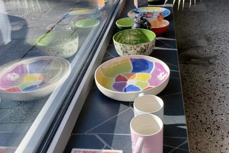 Im Lauter Atelier wird Keramik bemalt.