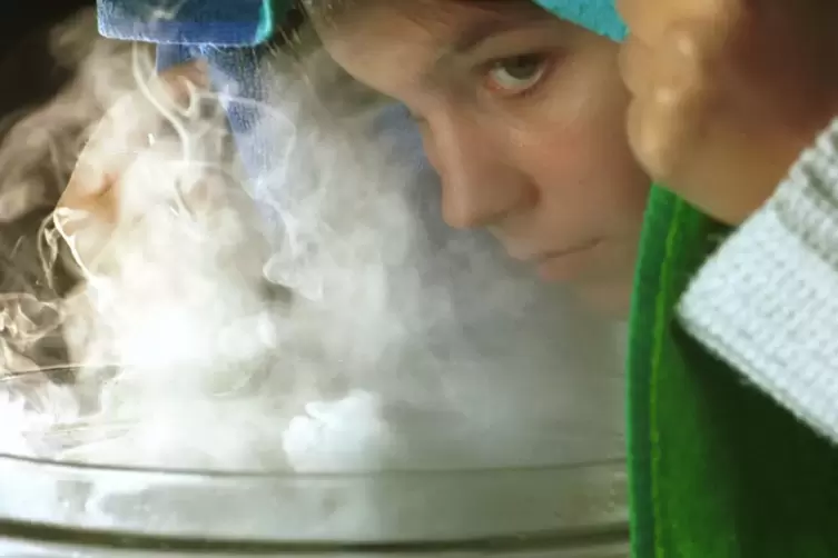 Wasserdampf: Kinderärzte raten bei Atemwegserkankungen häufig zum Inhalieren, denn der therapeutische Nutzen der Inhalation von 