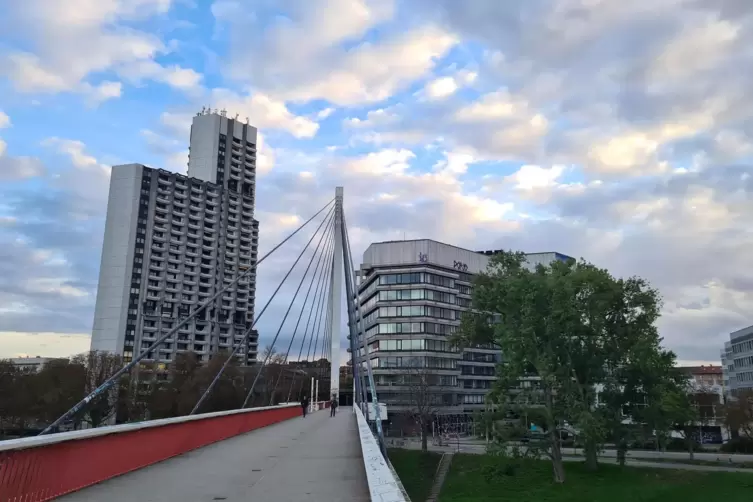 Der Steg über den Neckar zum Collini-Center ist bei Spaziergängern und Joggern beliebt.