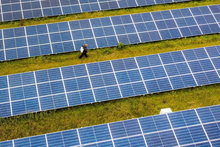 Saubere Energieerzeugung: eine Freiflächen-Photovoltaikanlage.