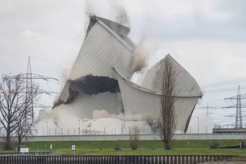 In Deutschland werden die stillgelegten Kernkraftwerke zurückgebaut. Hier die Sprengung eines Kühlturms vom AKW Biblis im Februa
