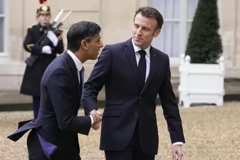  Emmanuel Macron (rechts) begrüßt den aus London angereisten Rishi Sunak. 