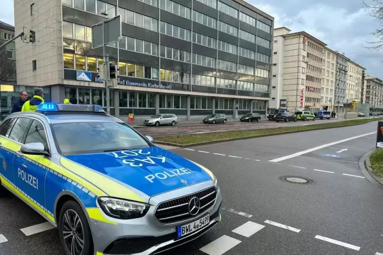 karlsruhe_grosseinsatz_2023_03_10_einsatzreport24