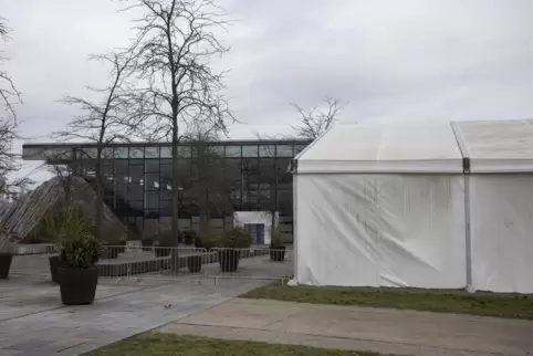 In Potsdam müssen sich Menschen aus der Ukraine mit einem Zelt als erste Bleibe nach ihrer Flucht begnügen. CDU und FWG haben di
