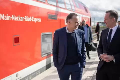 Die Generalsanierung der Riedbahn (hier ein Regional-Express in Lampertheim) ist für Bundesverkehrsminister Volker Wissing (rech