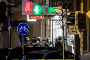 Spezialeinsatzkräfte der Polizei stürmen eine Apotheke, in der es zu einer mutmaßlichen Geiselnahme gekommen war. Die Geiselnahm