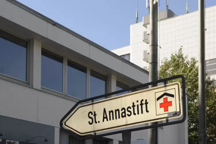 Zufahrt zum St. Annastift in Ludwigshafen.