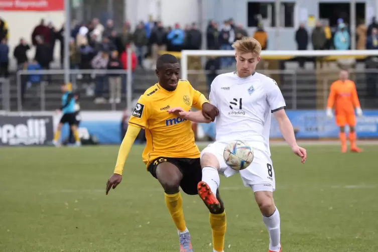 Mannheims Fridolin Wagner (rechts), hier gegen Agyemang Diawusie, erzielte das 0:1.