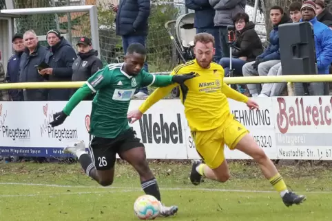 Laufduell an der Iggelheimer Strasse: Der Dudenhofener Sven Hoffmann (rechts) im Zweikampf mit Tawfeeq Johnson von SV Alemannia 