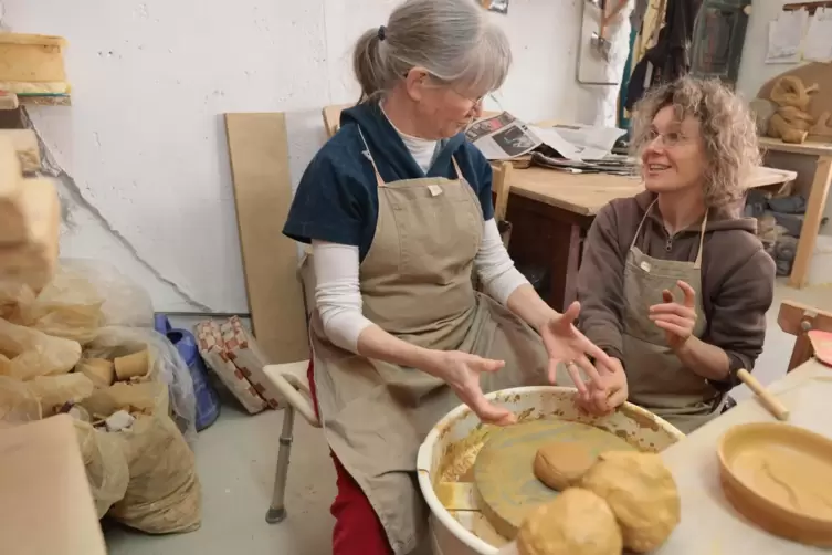 Anneli Jakobi probiert sich an der Scheibe aus, Keramikerin Franziska Ettner aus Ebertsheim leitet an. 
