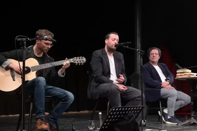 Das Trio beschwört die einzigartige Atmosphäre der Leonard-Cohen-Konzerte herauf (von links): Matthias Schärf an der Gitarre, Da