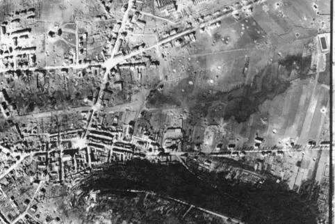 Schwarze Krater, Brände und Schutt: Ein Luftbild von Teilen Homburgs zeigt, wie zerstört die Stadt nach den Bombenangriffen am 1