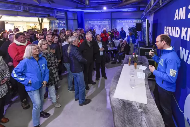 Volles Haus: Am Freitag hat CDU-Kandidat Bernd Knöppel seine Kampagne »Bernd verbindet« in einem bislang leerstehenden Ladenloka Volles Haus: Am Freitag hat CDU-Kandidat Bernd Knöppel seine Kampagne »Bernd verbindet« in einem bislang leerstehenden Ladenloka