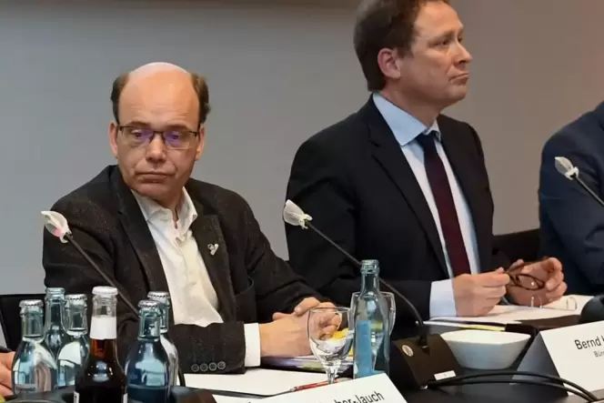 Keine Sporthallen für Geflüchtete: Mit dieser Aussage geht Bernd Knöppel (CDU) klar in Opposition zu seinem Parteikollegen, OB M Keine Sporthallen für Geflüchtete: Mit dieser Aussage geht Bernd Knöppel (CDU) klar in Opposition zu seinem Parteikollegen, OB M