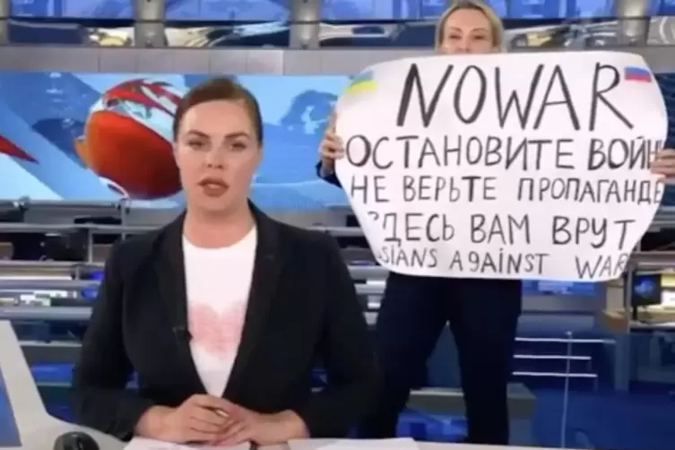 Marina Owsjannikowas Protestaktion im Ersten Kanal des russischen Staatsfernsehens. 