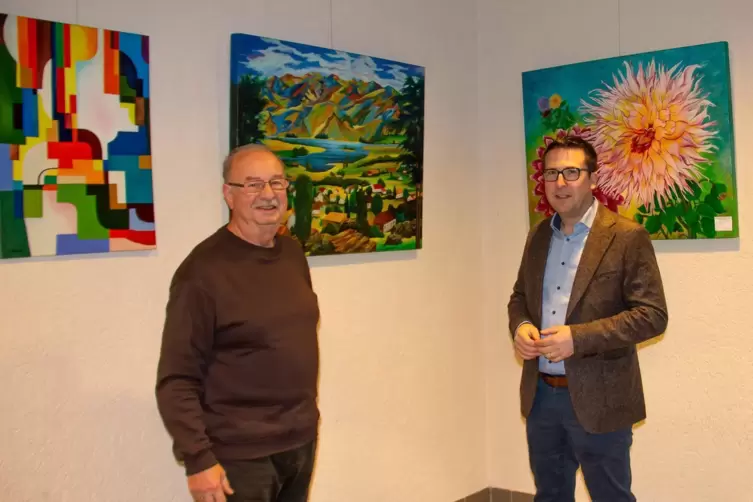 Für jeden etwas: Hans Roßberger (links) zeigt derzeit einige seiner Werke im Freizeitbad Azur. Der Erste Beigeordnete der Verban