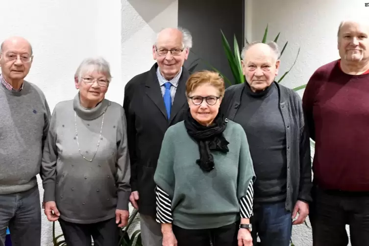 Beim TV Gönnheim wurden geehrt (von links nach rechts): Artur Merz (50 Jahre), Linde Blaul (40 Jahre), Kurt Wennagel, Sigrid Hei
