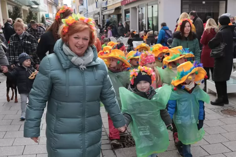 Mit sonnengelben Hüten kommen die Asselheimer daher.