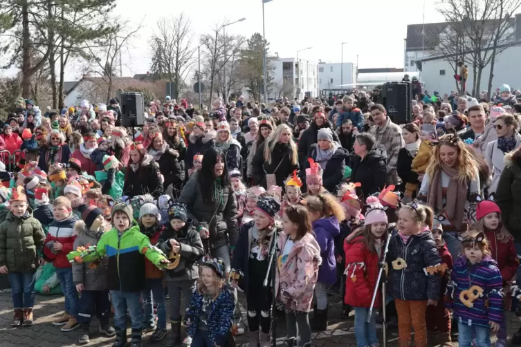 Die Kinder der Kita Pfalzkitz tragen ein Liedchen vor.