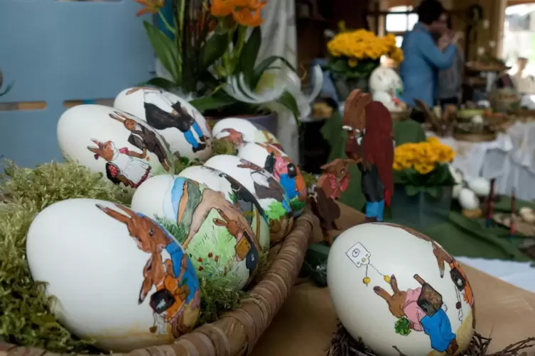 Der Ostermarkt im Auswanderermuseum bietet neben kunstvoll bemalten Eiern auch Deko-Artikel und Modeschmuck. 