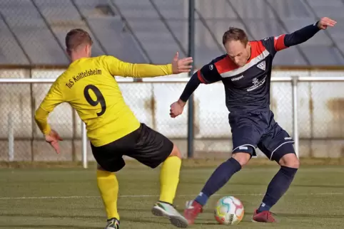 Rainer Stork (rechts) vom SV W eisenheim spielt Luca Covello aus und schießt aufs Tor der Knittelsheimer – ohne Erfolg.