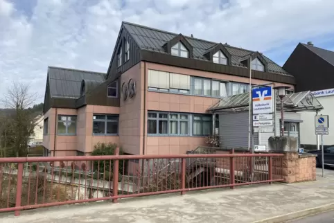Auf dem Gelände hinter dem Volksbank-Hauptgebäude in Lauterecken soll bald ein Bienenvolk sein Zuhause finden.